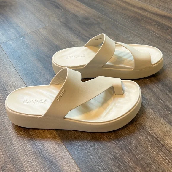 Crocs Getaway Platform Toe Loop Sandal in Sandstone, Size 10 - Picture 3 of 8